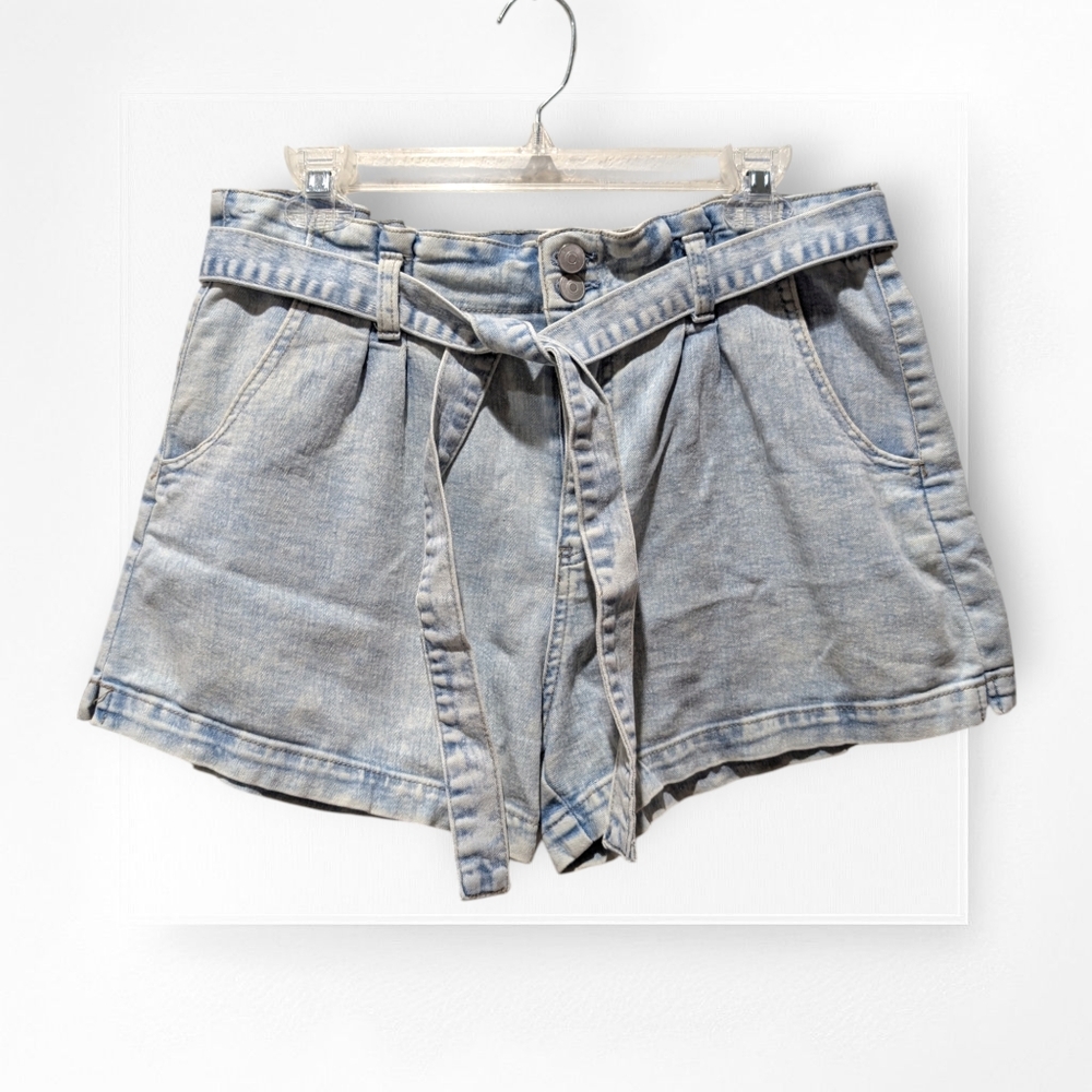 No Boundaries Denim Shorts Pleated High Waisted Belt Light Wash Large